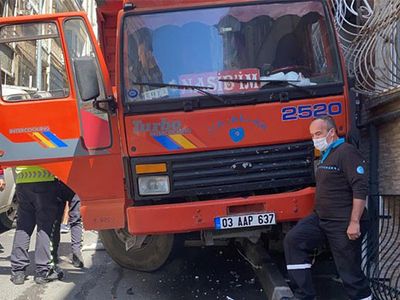 İstanbul’da Freni Boşalan Kamyonet Binalara Zarar Verdi