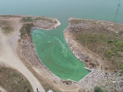 İstanbul’da görenleri şaşırtan manzara: Sular çekilince ortaya çıktı