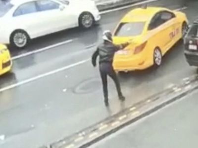İstanbul'da gündüz vakti korku dolu anlar güvenlik kamerasına yansıdı!