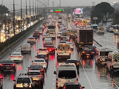 İstanbul’da haftanın son günü trafik kilitlendi: Yoğunluk yüzde 85’e kadar çıktı