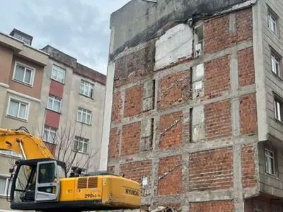 İstanbul’da hayret verici görüntü: Duvar yıkıldı tuvalet açıkta kaldı!