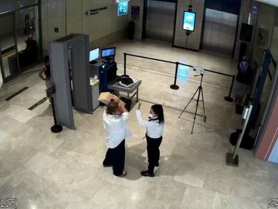 İstanbul’da Hayrete Düşüren Görüntü: AVM’de Güvenliğe Tükürdü!