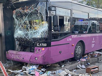 İstanbul’da İETT Otobüsü Büfeye Çarptı
