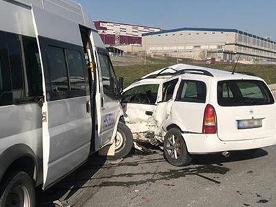 İstanbul'da İşçi Servisi ile Ticari Aracın Çarpıştığı Kazada 8 Kişi Yaralandı