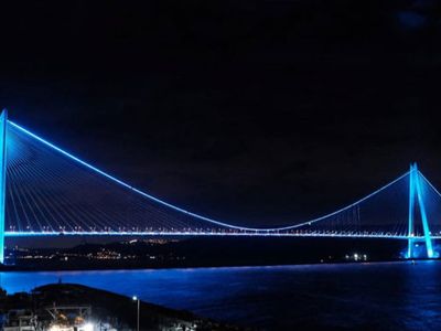 İstanbul'da Köprüler Engelli Haftası Dolayısıyla Mavi Işıkla Aydınlatıldı