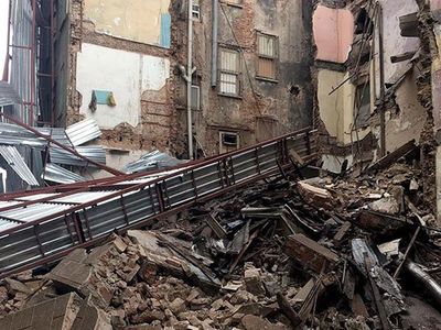 İstanbul’da korku dolu anlar: Beyoğlu’nda 5 katlı bina çöktü, yol trafiğe kapatıldı, Tramvay seferleri iptal edildi
