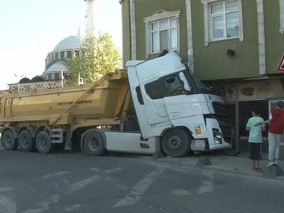 İstanbul'da korkutan anlar kameraya yansıdı: Çatıya çıkıp ortalığı savaş alanına çevirdi