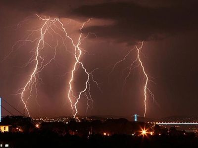 İstanbul'da korkutan gece! 7 bin şimşek adeta geceyi gündüze çevirdi!
