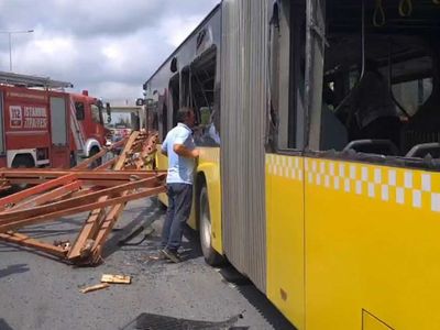 İstanbul'da korkutan kaza! Kamyondan düşen demirler İETT otobüsüne saplandı, çocuklar da dahil olmak üzere çok sayıda yaralılar var
