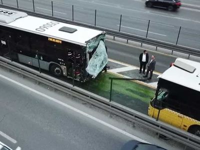 İstanbul'da korkutan kaza! Metrobüsler kafa kafaya çarpıştı: O anlar kameralara yansıdı