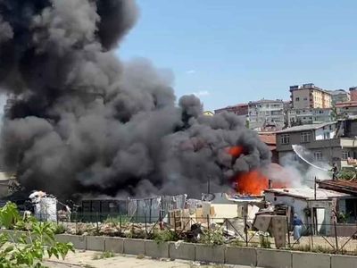 İstanbul'da korkutan yangın: Ataşehir’de kağıt toplayıcılarına ait karton deposu yandı!