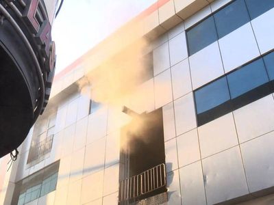 İstanbul’da korkutan yangın: Ham madde deposunda 19 işçi mahsur kaldı