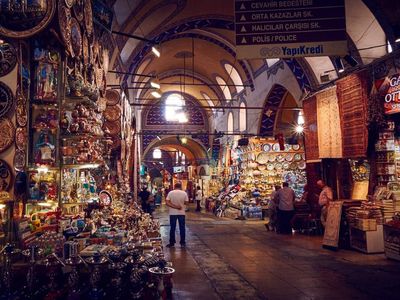 İstanbul’da korkutan yangın: Kapalıçarşı’nın çatısı alev aldı