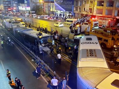 İstanbul’da korkutucu kaza: Metrobüsler birbirlerine girdi! 42 yaralı var
