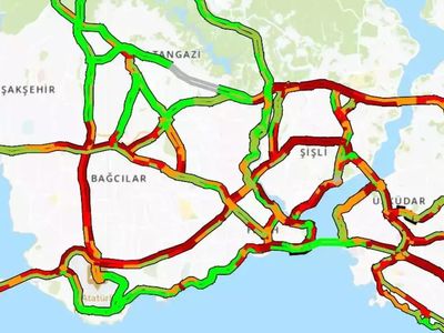 İstanbul'da kuvvetli yağış trafiği felç etti!