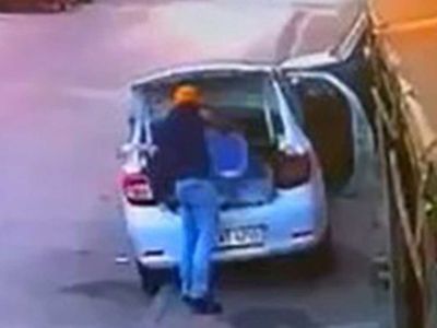 İstanbul'da levyeli soygun! 80 bin liralık sigaraları ekmek sepetine doldurup kaçtılar: O anlar kameralara yansıdı