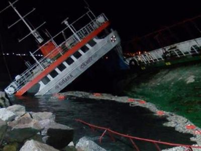 İstanbul’da Lodos Sebebiyle Kıyıya Oturan Gemi Su Alarak Battı