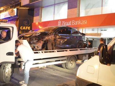 İstanbul’da Makas Atarak İlerleyen Trafik Magandası Bankaya Çarptı