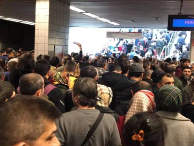 İstanbul’da metro arızalandı: Vatandaşlar dakikalarca dışarı çıkamadı