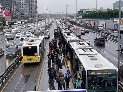 İstanbul'da Metrobüs Krizi! Yine Arıza Yaptı!