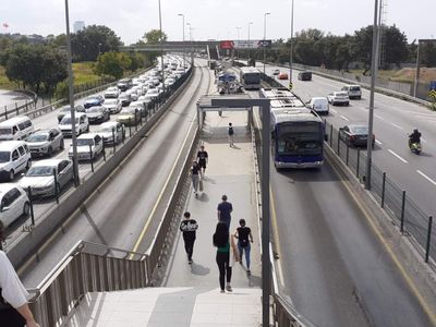 İstanbul’da metrobüs arızalandı: Seferlerde aksama meydana geldi