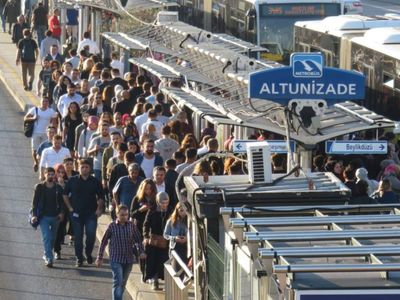 İstanbul’da metrobüs çilesi bitmiyor: Vatandaşlar isyan etti