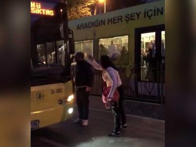 İstanbul'da Minibüs sürücüsüyle İETT şoförü arasında kavga! O anlar kameralara yansıdı