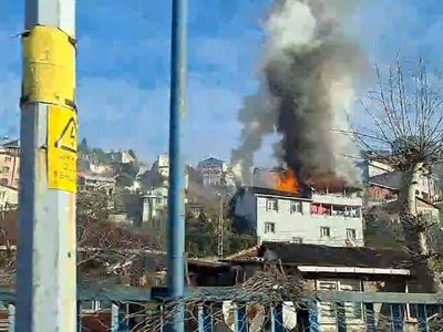 İstanbul’da panik anı! 4 Katlı binada yangın çıktı