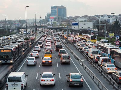 İstanbul’da Pazartesi Kaosu: Trafik Yüzde 72 Yoğunlukla Felç Oldu