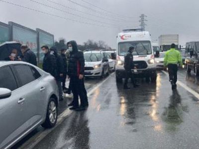 İstanbul'da Polisleri Taşıyan Minibüs Kaza Yaptı