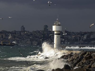 İstanbul'da rüzgar sert esecek: Valilikten uyarı geldi