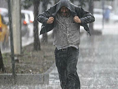 İstanbul’da sağanak başladı: Meteorolojiden fırtına uyarısı