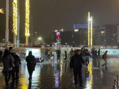 İstanbul’da sağanak etkili oluyor: Caddeler göle döndü, evleri su bastı!