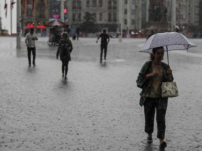 İstanbul'da Sağanak Yağış Etkili Oldu