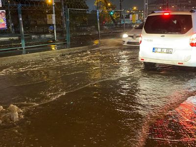 İstanbul’da sağanak yağış etkili oldu: Ulaşımda aksamalar yaşandı