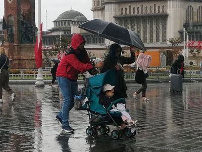 İstanbul’da sağanak yağış hayatı felç etti: Yollar göle döndü, rögarlar doldu taştı