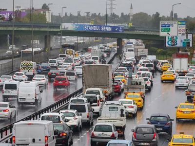 İstanbul'da Sağanak Yağış Trafiğe Neden Oldu