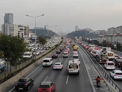 İstanbul’da sağanak yağış trafiği artırdı: Sabah saatlerinde yoğunluk zirve yaptı