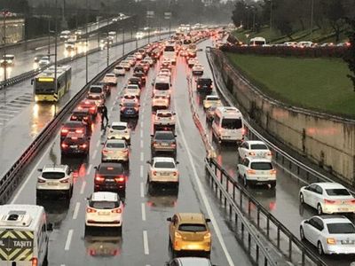 İstanbul'da Sağanak Yağış Trafiği Kilitledi
