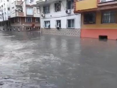 İstanbul’da sağanak yağış: Vatandaşlar yağmura teslim oldu! Yollar sudan görülmedi