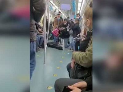 İstanbul'da şoke eden olay: Marmaray’da gitar çalan genç yaka paça dışarı atıldı