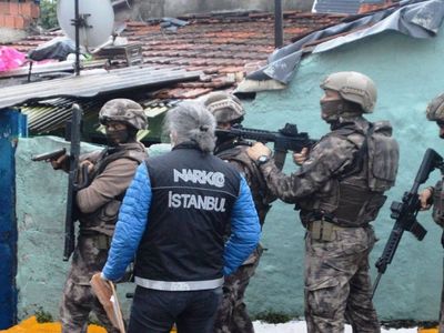 İstanbul’da suç örgütlerine gece operasyonu: 17 kişi gözaltına alındı