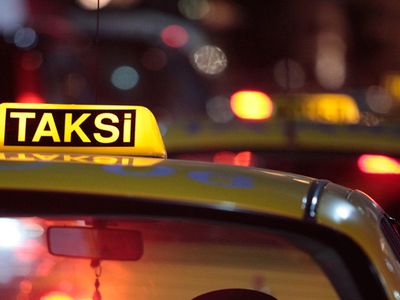 İstanbul'da Taksi Sürücüsü Turistleri Dolandırdığı İddiasıyla Tutuklandı