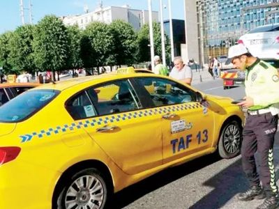 İstanbul'da trafik polisi, turistlerle pazarlık yapan taksiciye fırça attı!