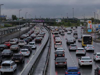 İstanbul’da trafik yeni hafta yoğun başladı: Kilit noktalarda uzun araç kuyrukları oluştu