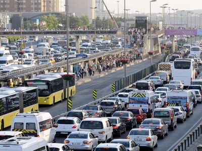 İstanbul’da trafik yoğunluğu arttı: Araçlar ilerlemekte zorluk yaşıyor