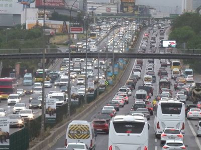 İstanbul’da trafik yoğunluğu arttı: Haftanın ilk gününde ulaşım aksıyor
