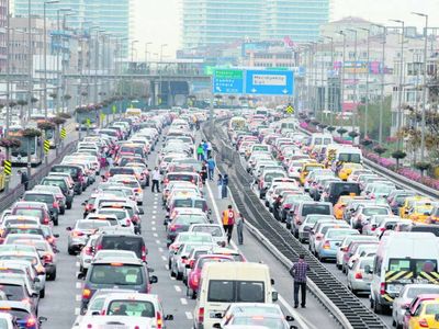 İstanbul'da trafik yoğunluğu: Bazı yollarda araçlar güçlükle ilerledi