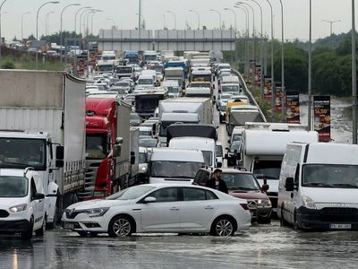 İstanbul’da ulaşıma yağmur engeli: Sağanak nedeniyle trafik yoğunluğu arttı
