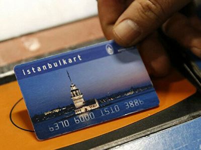 İstanbul'da Ulaşımda Kart Krizi: Metrelerce Kuyruk Oluştu